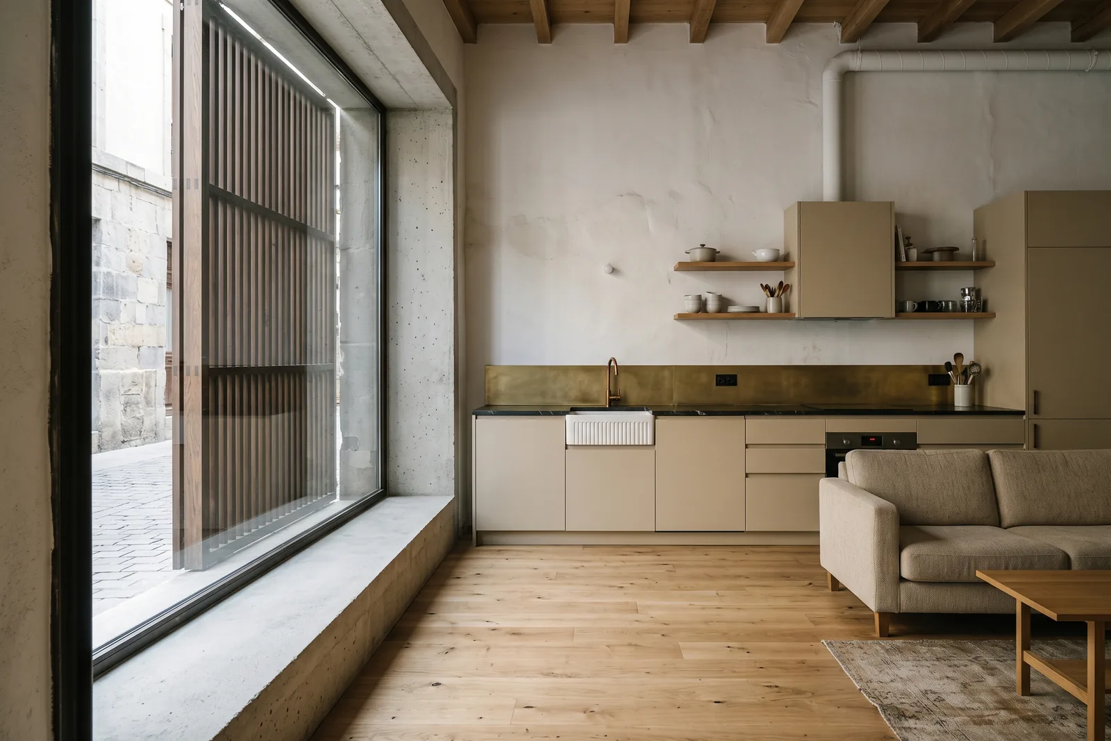 Local en planta baja convertido en vivienda, con cocina abierta y ventana con celosía