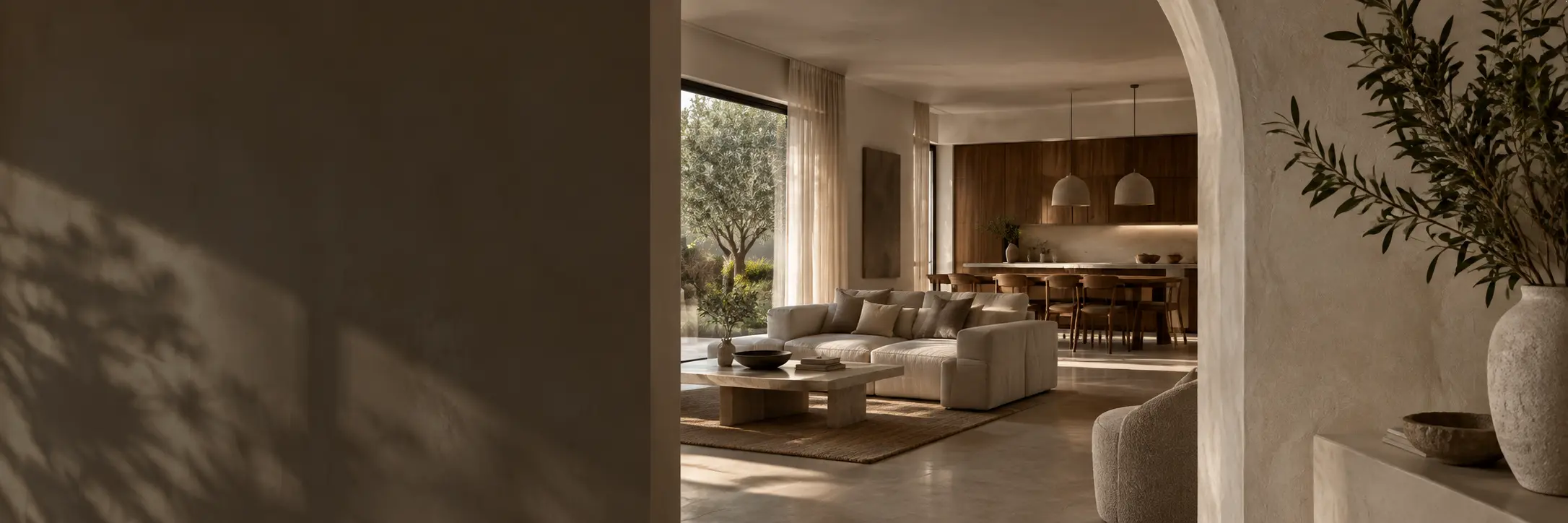 Salon y comedor de una vivienda reformada, con cocina al fondo y salida al jardin