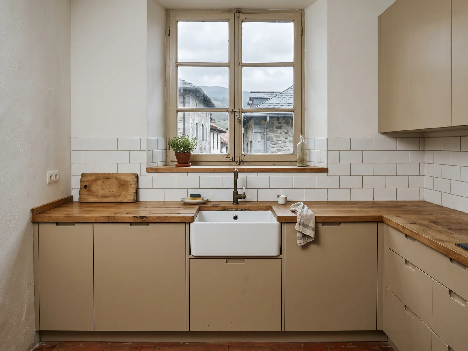 Cocina reformada con frentes mate, encimera de roble macizo y alicatado blanco
